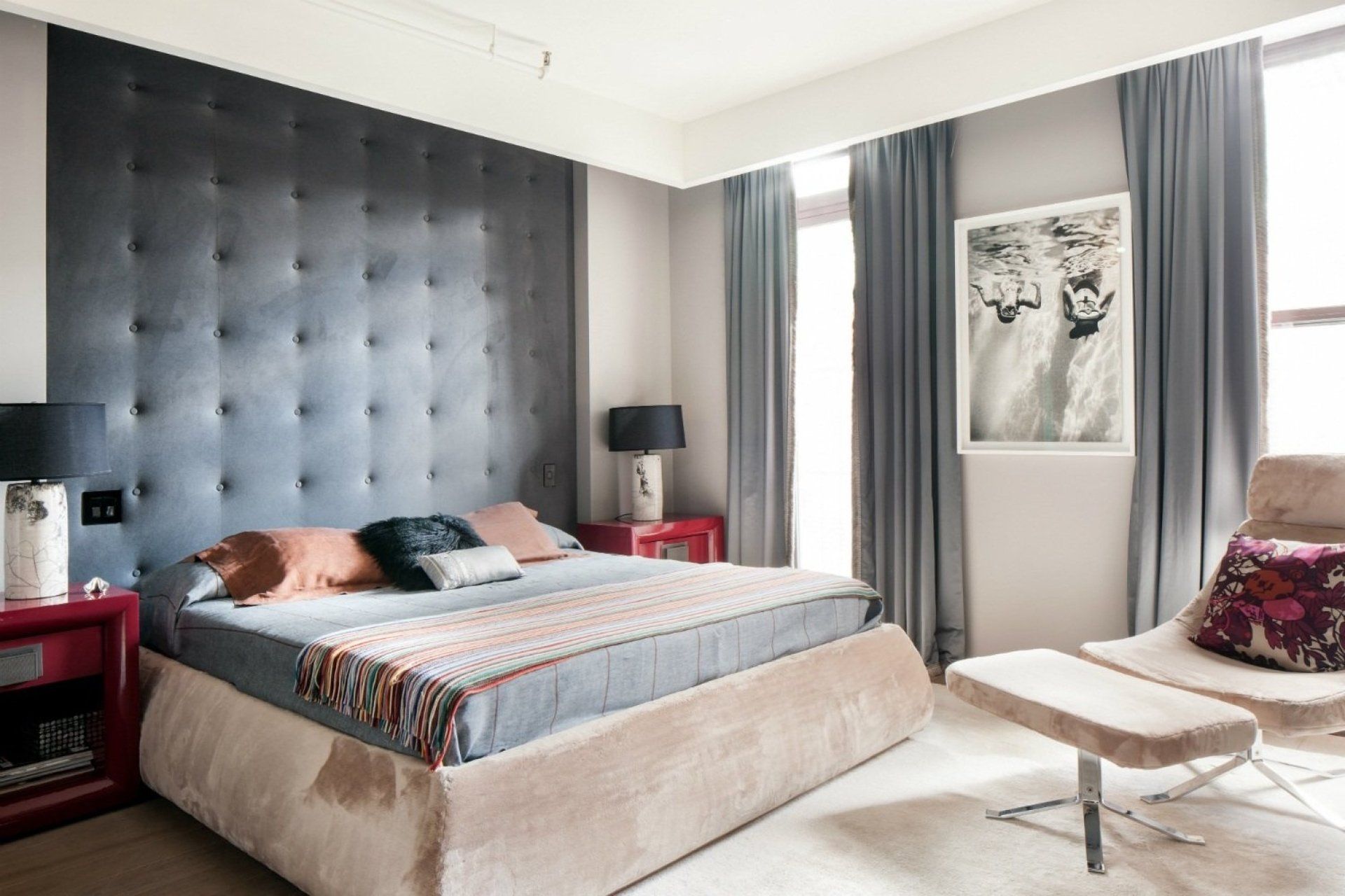 Революция в дизайне спальни. Изголовье кровати переходящее в стену