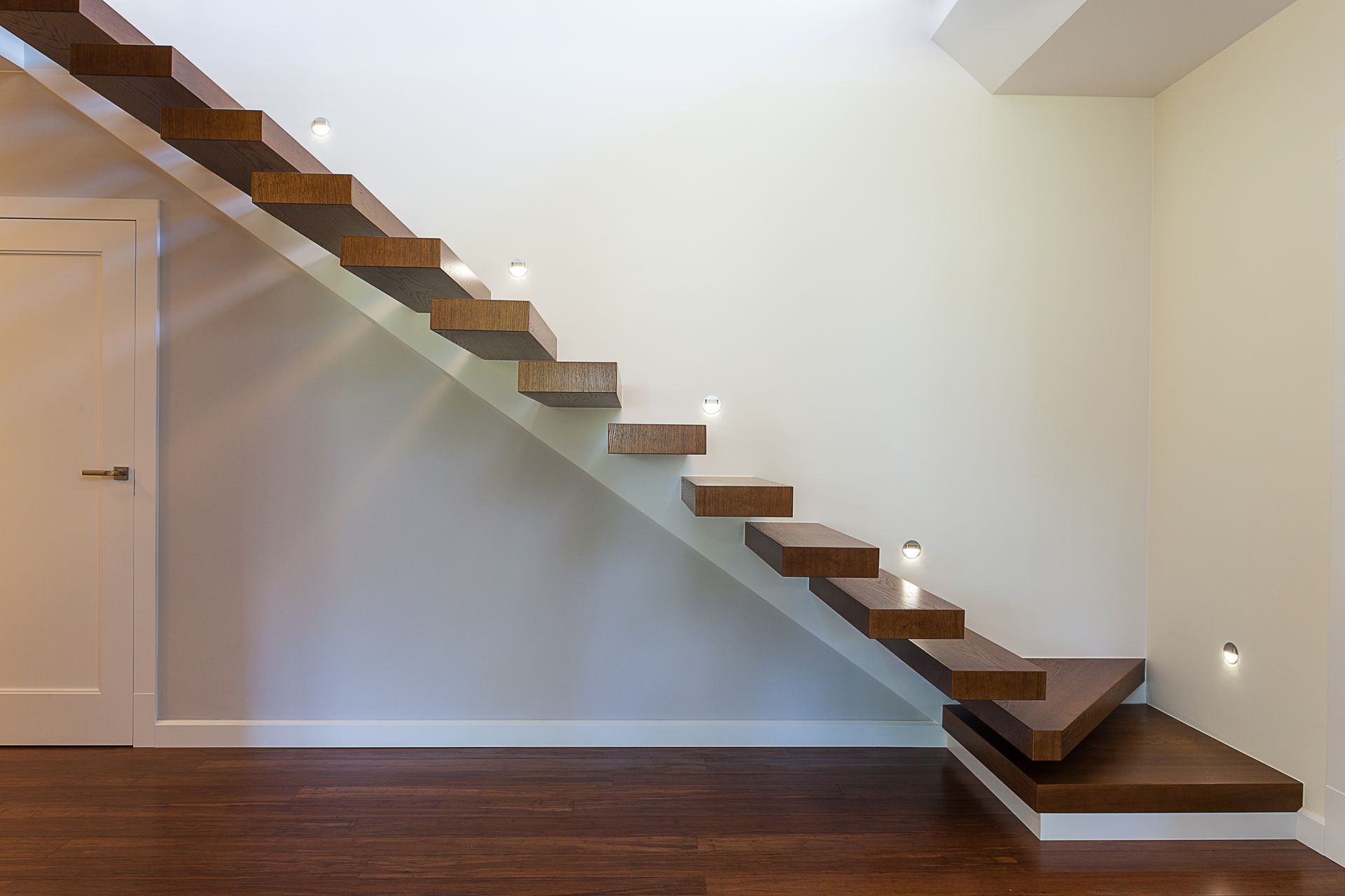 Возвысьте свое пространство с помощью парящих консольных лестниц. Современное архитектурное чудо